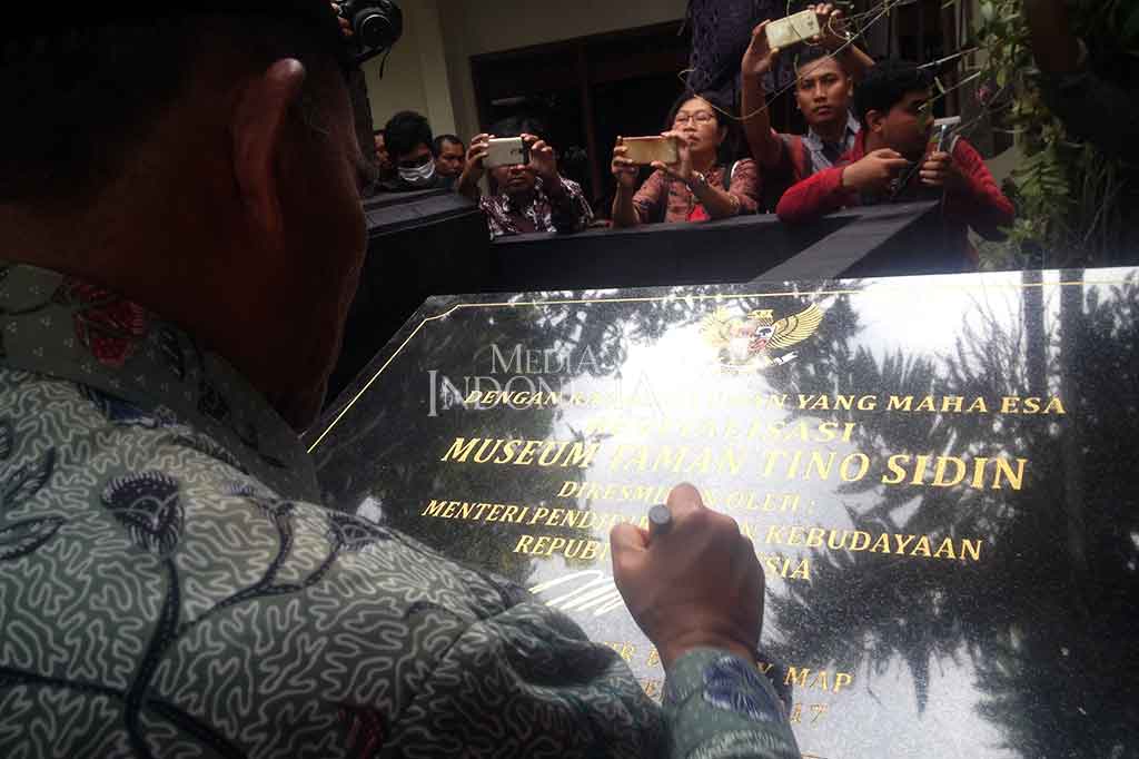 Muhadjir menandatangani prasasti peresmian museum Taman Tino Sidin. Taman Tino Sidin terletak di Dusun Kadipiro, Ngertiharjo, Kasihan, Bantul. Muhadjir menjelaskan, dalam konteks pendidikan sekarang, keberadaan museum Tino Sidin bisa menjadi media untuk membentuk karakter anak melalui seni melukis.