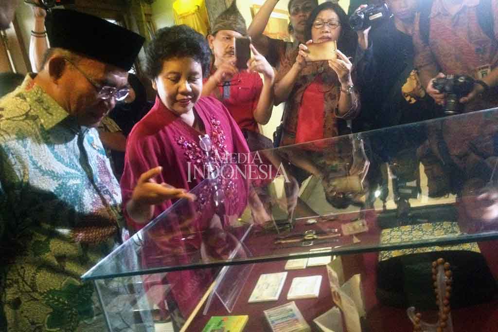 Muhadjir Effendi didampingi anak kelima Tino Sidin, Panca Takariyati Sidin (memakai baju merah),  melihat-lihat koleksi arsip Tino Sidin. Selain sebagai museum karya-karya Tino Sidin, taman ini juga menjadi ruang publik atau galeri bagi masyarakat yang ingin memamerkan karyanya.