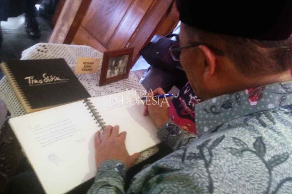 Muhadjir Effendi menulis buku kesan dan pesan sebagai pengunjung museum.