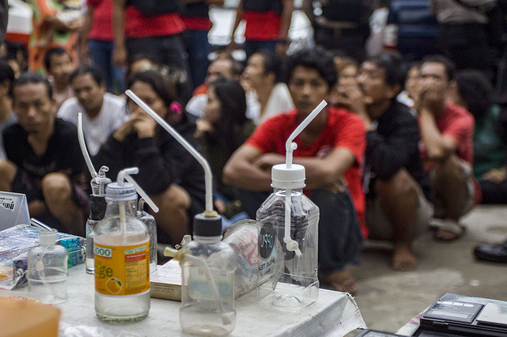 Polisi menangkap 33 orang yang terdiri dari 22 pria, 11 wanita, serta menyita barang bukti berupa narkoba jenis sabu, ganja, minuman keras, senjata tajam, bong, pistol, dan kartu remi. 