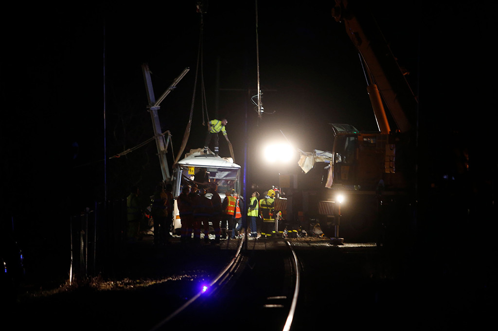 Petugas masih melakukan penyelidikan untuk mengetahui penyebab tabrakan tersebut.