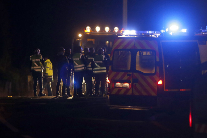 Petugas pemadam kebakaran, polisi dan petugas penyelamatan mengevakuasi korban kecelakaan kereta api di Millas, Prancis.