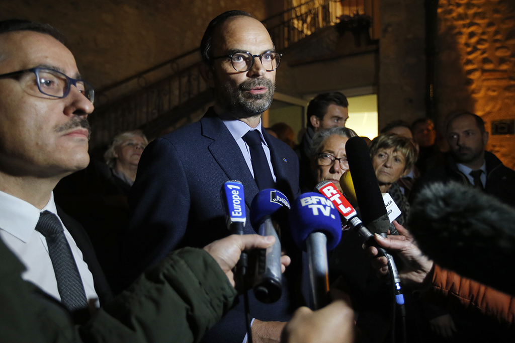 Perdana Menteri Edouard Philippe yang terbang ke Millas dengan menggunakan helikopter, mengatakan bahwa proses identifikasi korban sangat sulit. Dikatakannya, keseluruhan korban tewas maupun luka-luka berjumlah 24 orang, termasuk 20 anak-anak yang berumur 13 tahun hingga 17 tahun.