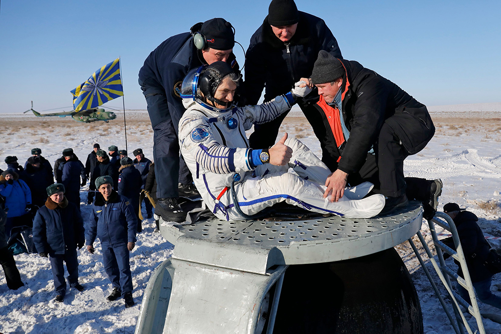 Ketiga astronot yang baru pulang ke Bumi itu antara lain Randy Bresnik dari Badan Antariksa AS (NASA), Sergey Ryazanskiy dari badan ruang angkasa Rusia atau Roscosmos dan Paolo Nespoli yang merupakan warga Italia dari Badan Ruang Angkasa Eropa (ESA). 
