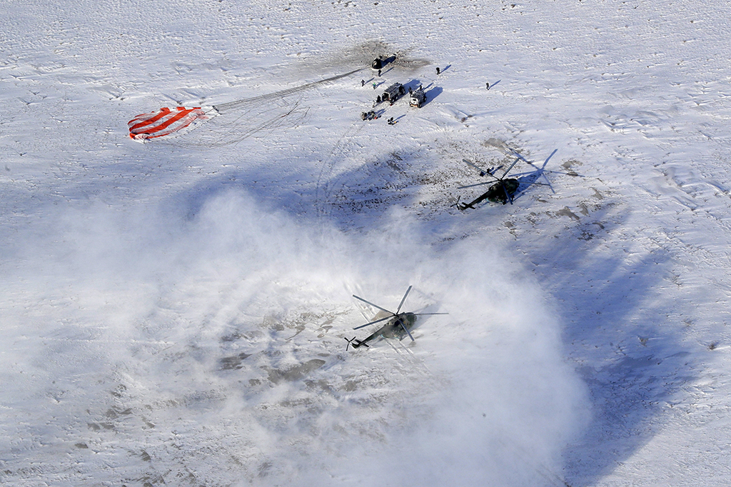 Kapsul Soyuz yang membawa ketiga astronot ini mendarat di tengah hembusan angin kencang di tengah padang rumput yang diselimuti salju di Karaganda, Kazakhstan bagian tengah pada Kamis (14/12) sekitar pukul 14.37 waktu setempat. 
