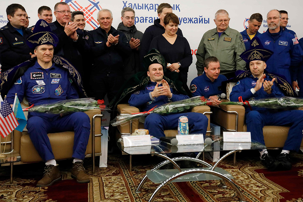 Dengan kepulangan ketiga astronot ini ke Bumi, maka kini hanya tinggal tiga astronot lainnya di ISS yang mengorbit 400 kilometer di atas permukaan Bumi.