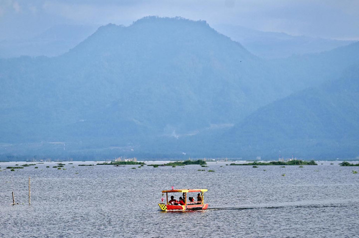 Berada di cekungan terendah antara tiga gunung (Merbabu, Telomoyo dan Ungaran), Danau Rawa Pening menjadi danau alam terbesar di Pulau Jawa. Danau seluas 2.670 hektare yang areanya berada di tiga kecamatan di Kabupaten Semarang, Jawa Tengah tersebut memiliki keindahan yang dapat memikat para wisatawan. 