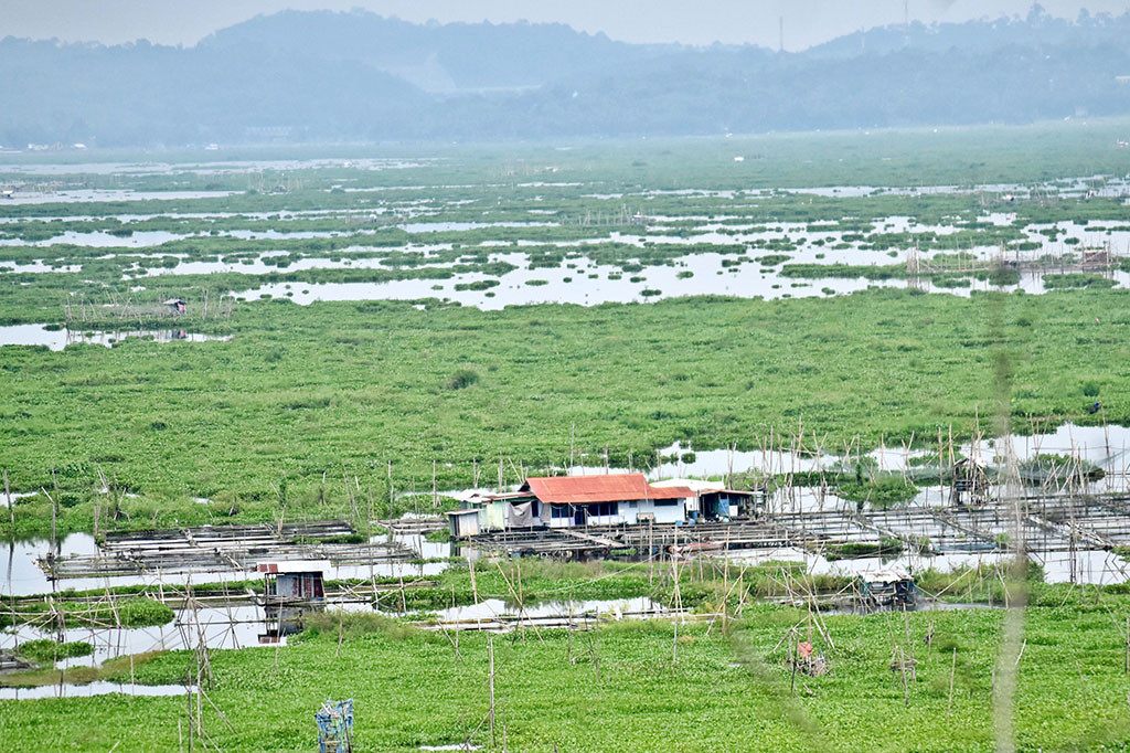 Sebagai pengendali banjir, sumber irigasi pertanian, penyedia ikan yang melimpah bagi nelayan air tawar, penyedia air bersih dan sumber penggerak pembangkit listrik tenaga air (PLTA) mengisi daftar fungsi danau itu. 