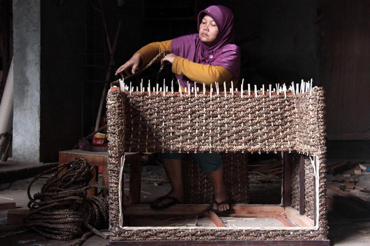 Warga memanfaatkan batang eceng gondok untuk diolah menjadi bahan pembuatan mebel dan aneka produk lainnya seperti miniatur kendaraan bermotor dan sepatu sandal. 