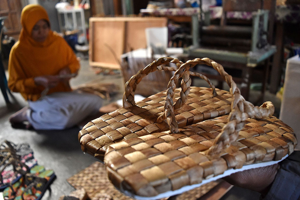 Meskipun dengan cara yang berbeda, upaya-upaya kreatif para warga tersebut memiliki semangat yang sama, yaitu mengembalikan lingkungan Danau Rawa Pening bersih dari tanaman eceng gondok. 