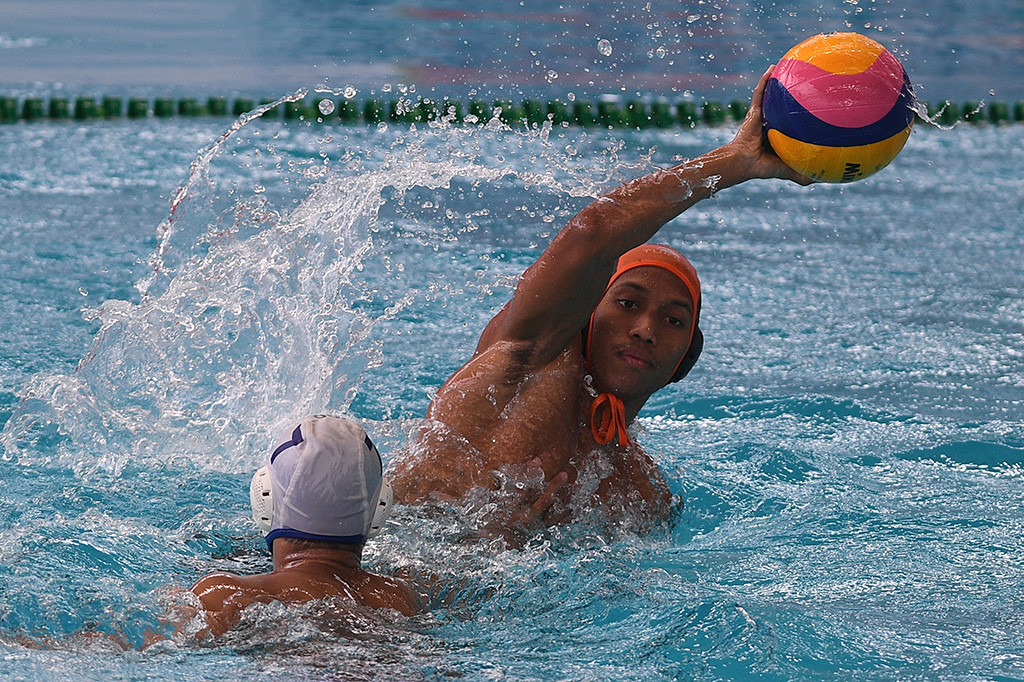Pemain polo air DKI Jakarta Rezza Putra (kanan) mengoper bola dihadang pemain polo air Jawa Barat Dzaky Sholikhul dalam final polo air putra CIMB Niaga Indonesia Open Aquatic Championship di Stadion Aquatic, Gelora Bung Karno, Jakarta.