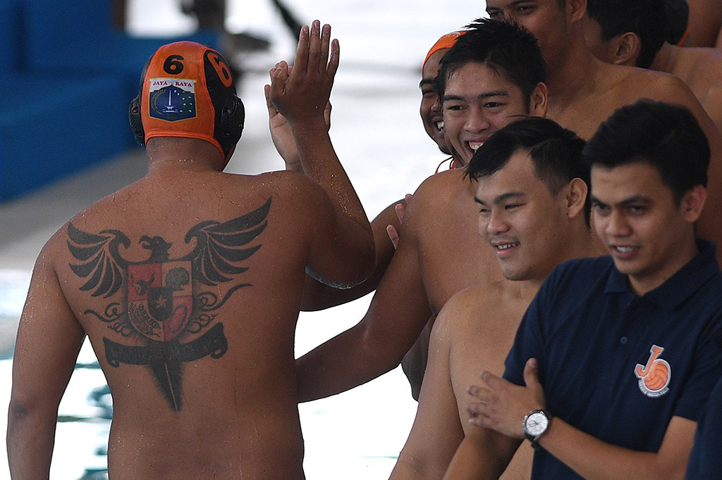 Tim polo air DKI Jakarta meluapkan kegembiraan usai mengalahkan tim polo air Jawa Barat dalam final polo air putra CIMB Niaga Indonesia Open Aquatic Championship di Stadion Aquatic, Gelora Bung Karno, Jakarta.