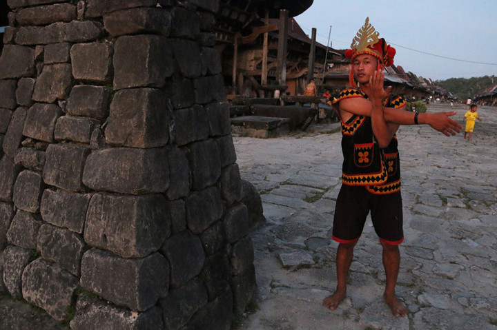 Hombo Batu merupakan tradisi yang muncul dari kebiasaan berperang antar desa, masing-masing desa membentengi wilayahnya dengan batu atau bambu setinggi dua meter. Karena itu, tradisi lompat batu lahir dan dilakukan sebagai sebuah persiapan sebelum berperang.
