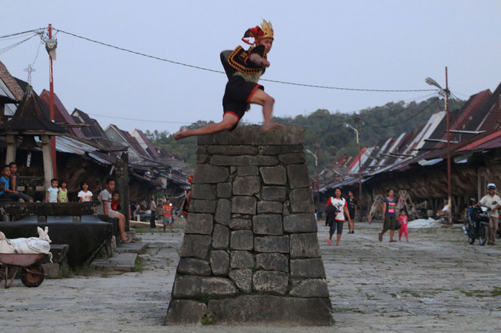 Tradisi Hombo Batu diwariskan secara turun-temurun di setiap keluarga dari ayah kepada anak lelakinya. Namun, tidak semua pemuda Nias dapat melakukannya meskipun sudah berlatih.