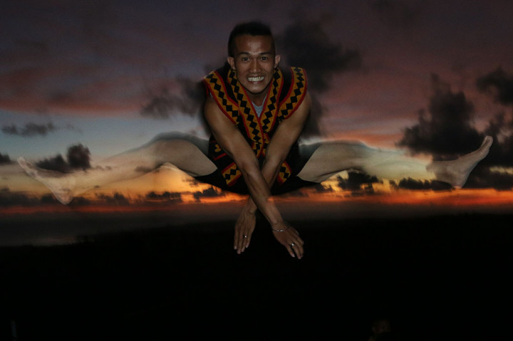 Wisatawan akan tercengang melihat pemuda mengenakan pakaian adat dengan gagah melompati batu setinggi dua meter dan tepuk tangan sebagai 'hadiah' bentuk ketakjuban akan atraksi tersebut.