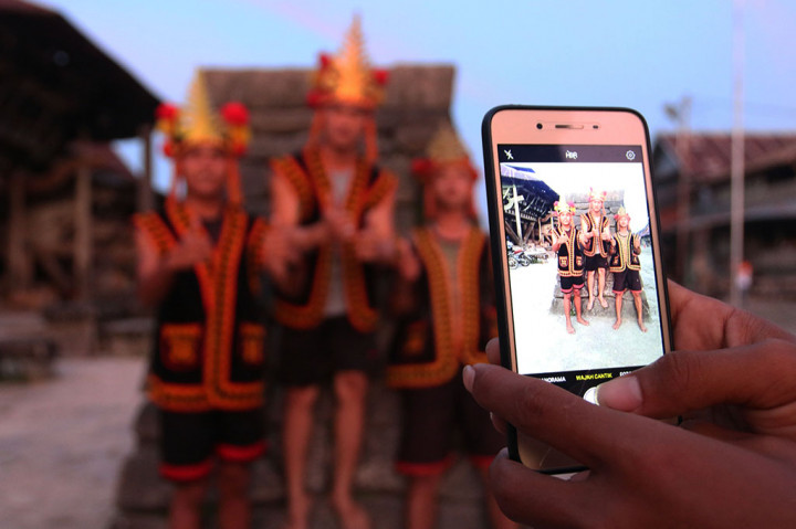 Ditahun 1990-an, gambar atraksi lompat batu menghiasi uang seribu rupiah, dan atraksi tersebut telah lama menjadi daya tarik pariwisata di Pulau Nias, khususnya di Kabupaten Nias Selatan.