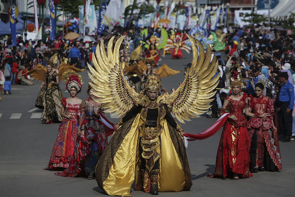 Sebanyak 127 kostum diperagakan antara lain dari Jember Fashion Carnival (JFC), Solo Batik Carnival (SBC), Sangsapurba, Tepak Sirih, Regalia atau Cogan, Makyong, Jong, Seafood Paradies dan juga parade kesenian nusantara yang tergabung dalam Asosiasi Karnival Indonesia (AKARI). ANTARA/M N Kanwa