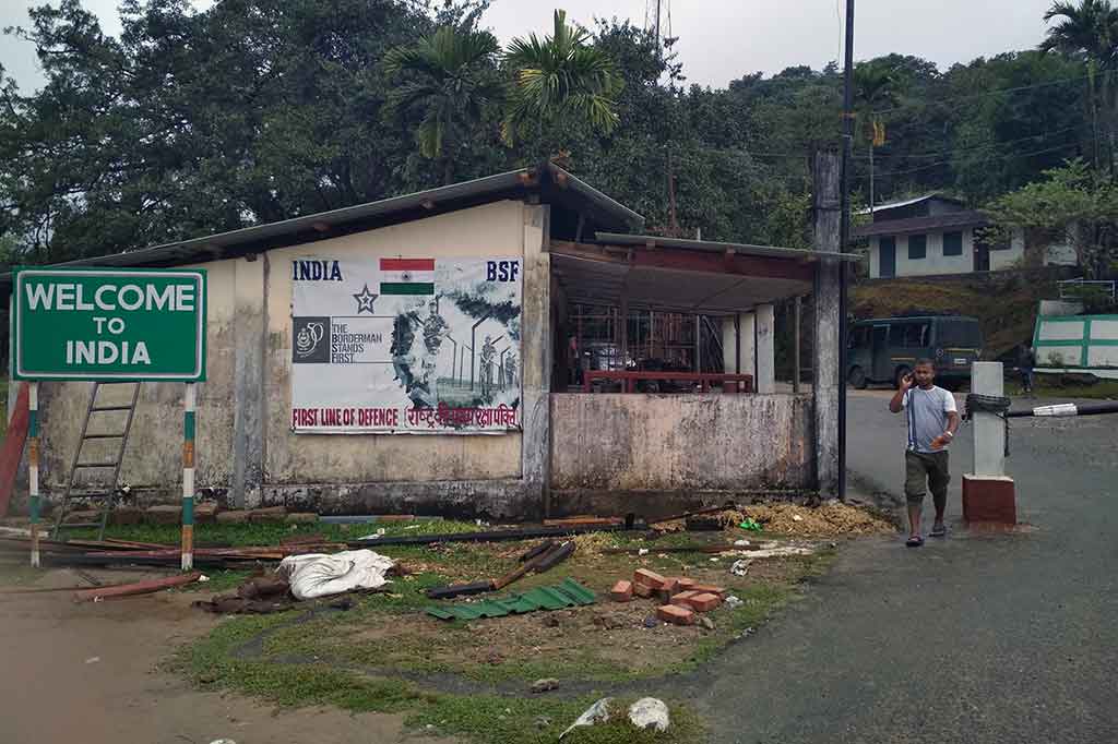 Pos perbatasan menjadi penghubung antara Kota Dawki di wilayah India dengan Kota Tamabil di wilayah Bangladesh.