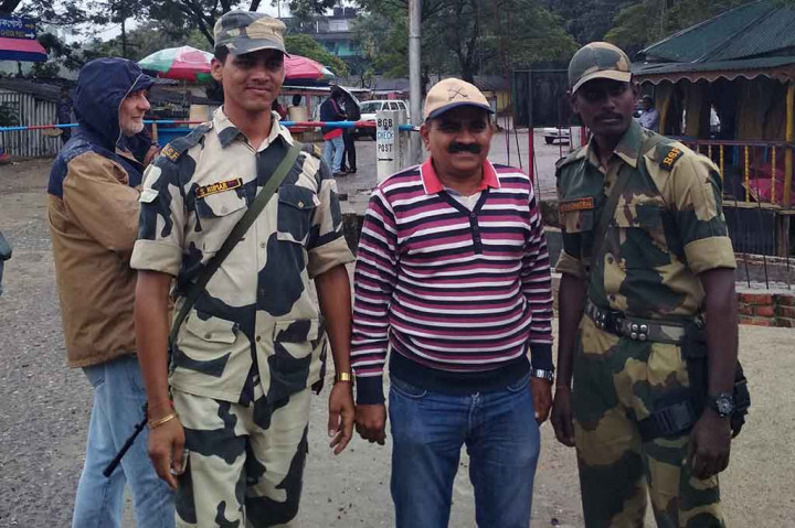 Sejumlah petugas India menjaga pos perbatasan secara bergantian. Mereka seringkali menerima ajakan untuk berfoto bersama.