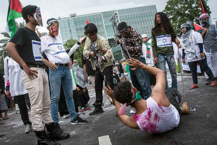 Massa menggelar aksi teatrikal di depan gedung Kedutaan Besar Amerika Serikat untuk Indonesia di Jakarta.