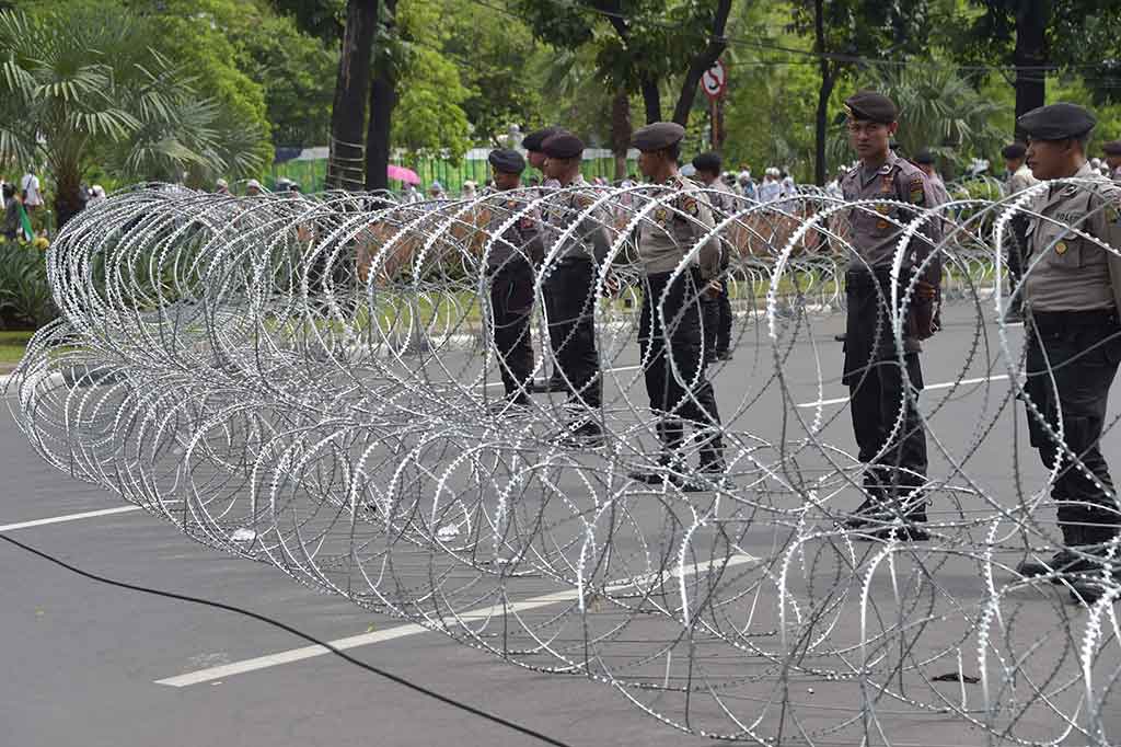 Polisi berjaga-jaga di depan Kedubes AS untuk Indonesia di Jakarta. AFP/Adek Berry