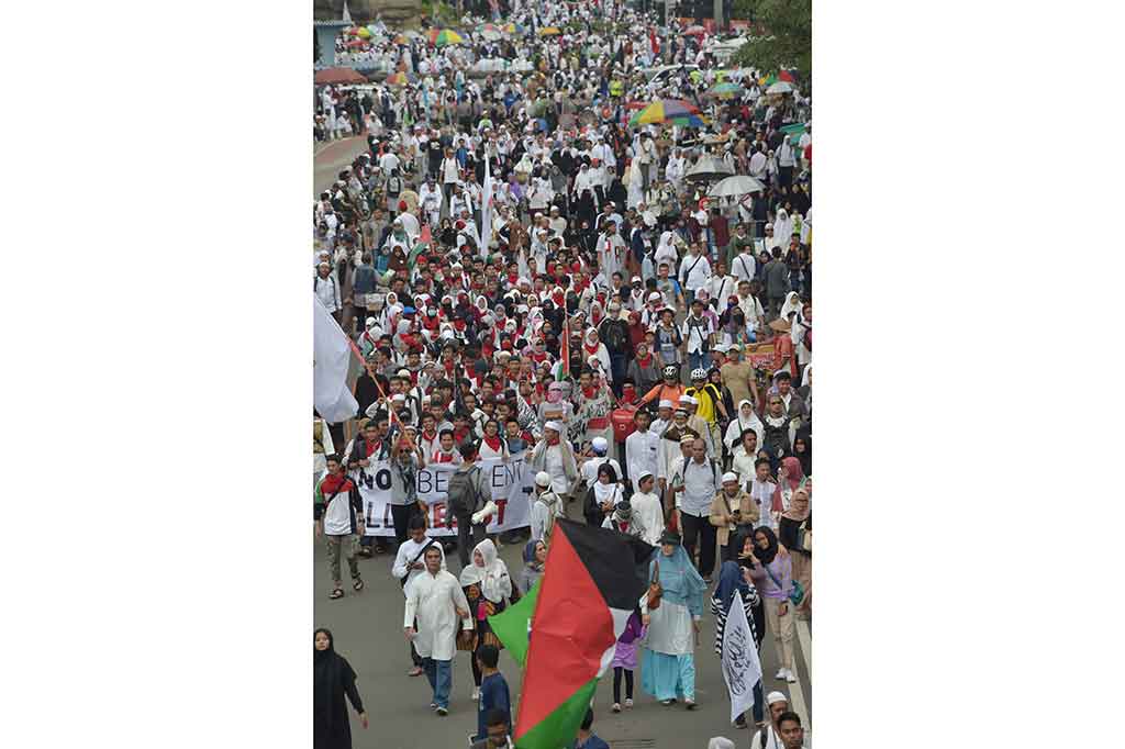 Peserta Aksi Bela Palestina yang memulai kegiatan setelah Salat Subuh, sekitar pukul 10.00 WIB berangsur membubarkan diri. AFP/Adek Berry