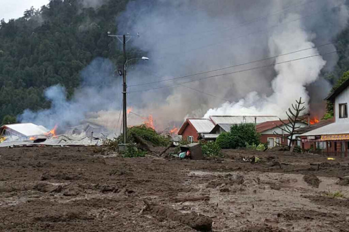 Sebuah wilayah dari kota terpencil di Villa Santa Lucia, dekat Chaiten di pesisir Patagonia, terkubur lumpur akibat tanah longsor setelah hujan pada malam hari sebelumnya.