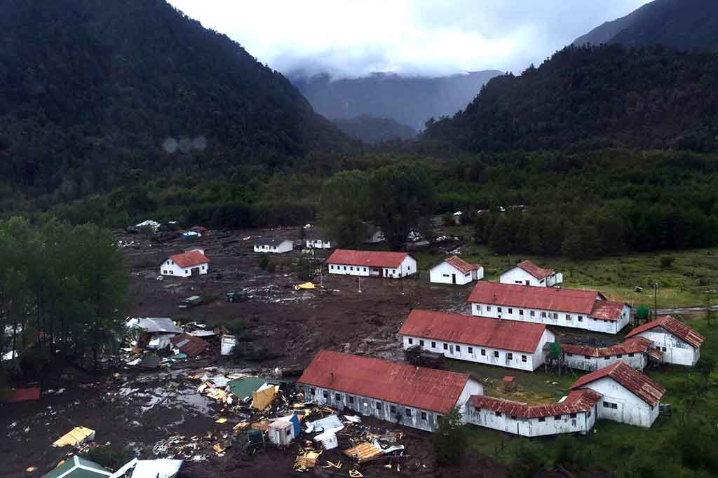 Empat warga Chile dan seorang turis pria yang nama dan kewarganegaraanya belum diketahui, tewas terkubur tanah longsor.