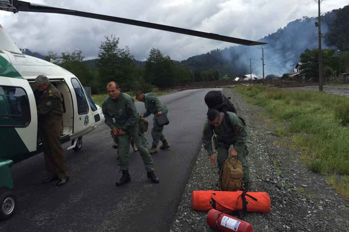 Petugas penyelamat dikerahkan untuk mencari sedikitnya 15 orang lainnya yang masih hilang.