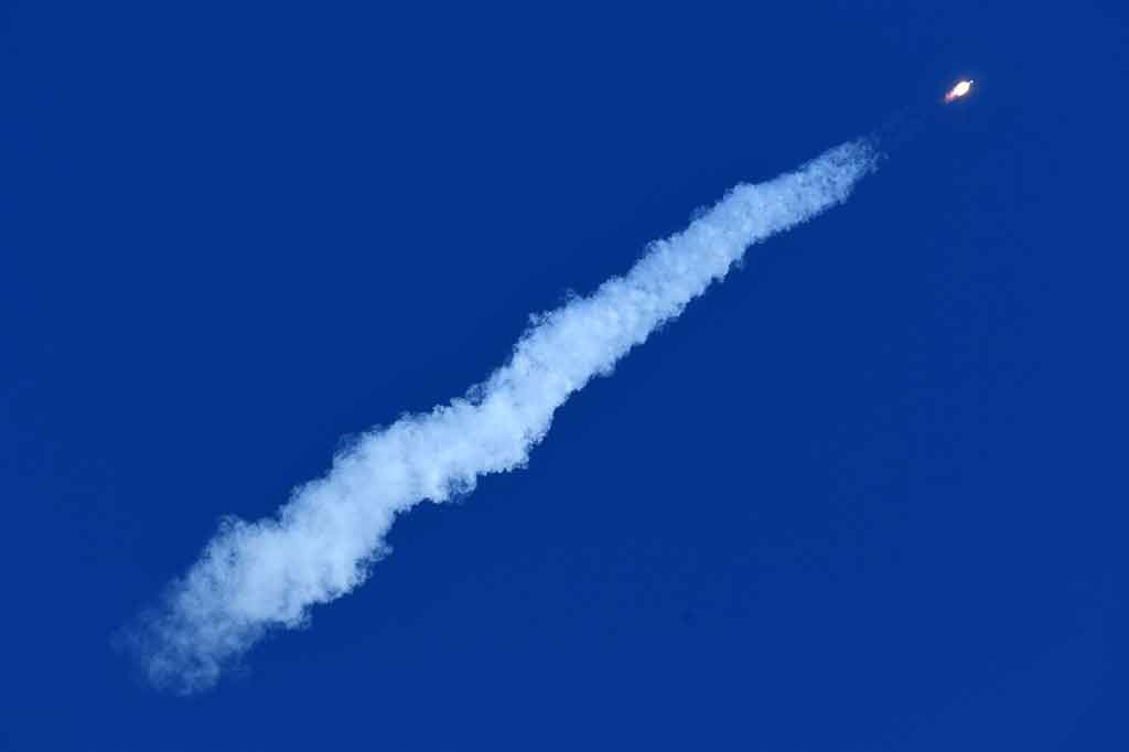 Sementara sebagian besar penerbangan ke ISS memakan waktu sekitar 6 jam, ketiga astronot tersebut menggunakan rute dua hari yang berputar-putar karena posisi lab di ruang angkasa pada saat peluncuran.