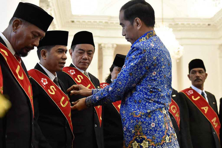 Presiden Joko Widodo menyematkan Tanda Kehormatan Satyalancana Kebaktian Sosial Donor Darah Sukarela kepada para penerima di Istana Bogor, Bogor, Jawa Barat, Minggu, 17 Desember 2017. 