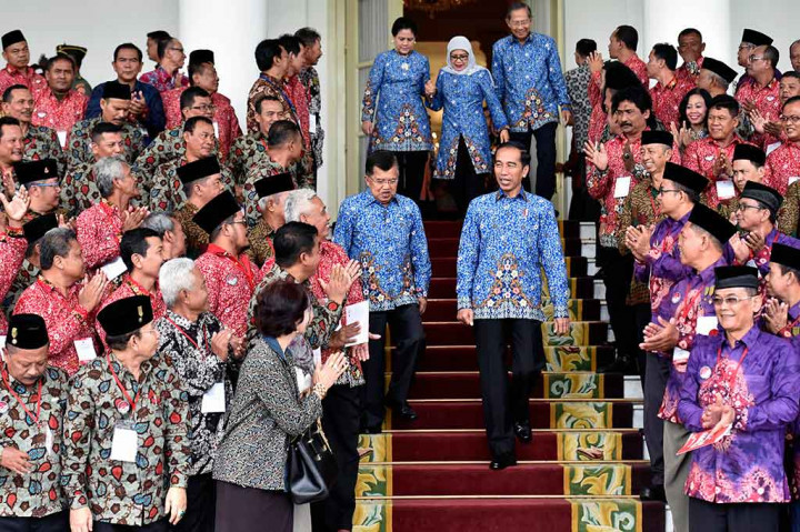 Memperingati Hari Kesetiakawanan Sosial Nasional, pemerintah bersama PMI menganugerahkan Tanda Kehormatan Satyalancana Kebaktian Sosial sebagai apresiasi kepada 897 pendonor yang sudah 100 kali menyumbangkan darahnya.