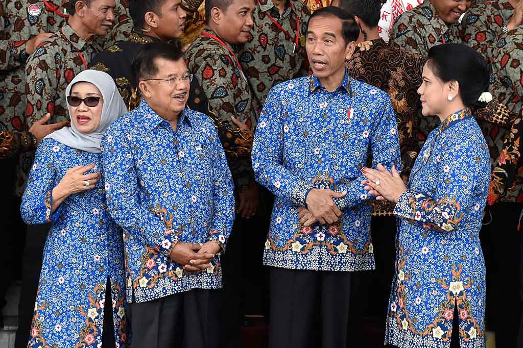 Presiden Joko Widodo dan Ibu Negara Iriana Joko Widodo, Wapres Jusuf Kalla dan Ibu Mufidah Jusuf Kalla berbicang di sela-sela foto bersama dengan penerima Anugerah Tanda Kehormatan Satyalancana Kebaktian Sosial Donor Darah Sukarela.