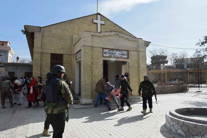 Petugas keamanan Pakistan mengevakuasi seorang wanita yang terluka setelah pelaku bom bunuh diri menyerang Gereja Methodist di Quetta, Minggu, 17 Desember 2017. Ledakan terjadi saat ratusan jemaat tengah menghadiri kebaktian.