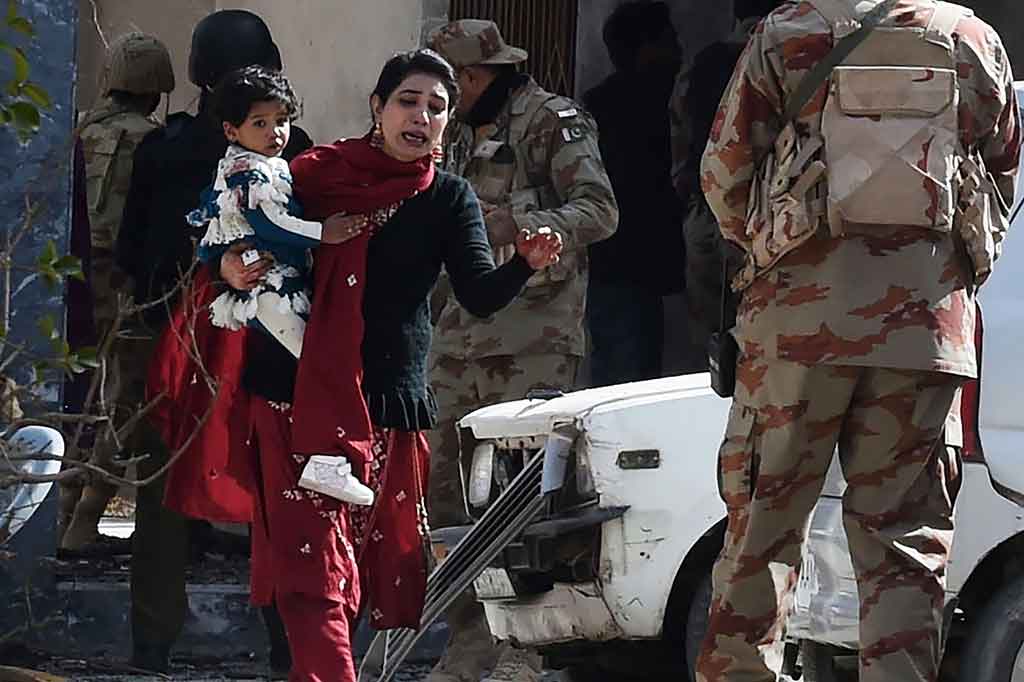 Sedikitnya lima orang tewas dan 18 lainnya terluka ketika dua pembom bunuh diri menyerang Gereja Methodist.