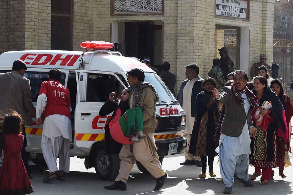 Petugas menyatakan bahwa polisi telah pencegat dan menembak satu pembom di luar, namun penyerang kedua berhasil mencapai pintu utama gereja tempat dia meledakkan diri.