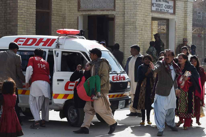 Petugas menyatakan bahwa polisi telah pencegat dan menembak satu pembom di luar, namun penyerang kedua berhasil mencapai pintu utama gereja tempat dia meledakkan diri.