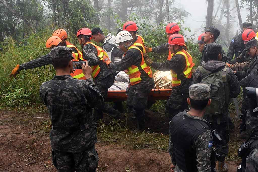 Saudara perempuan Presiden Juan Orlando Hernandez, Hilda Hernandez dan lima orang lainnya (pilot, kopilot dan 3 penumpang) tewas dalam kecelakaan helikopter tersebut.