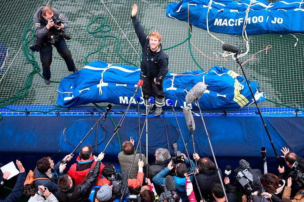 Pelaut berusia 34 tahun tersebut melintasi garis finis virtual antar Pulau Ushant di ujung barat laut Prancis dan Lizard Point di barat daya Inggris pada pukul 01.45 GMT.