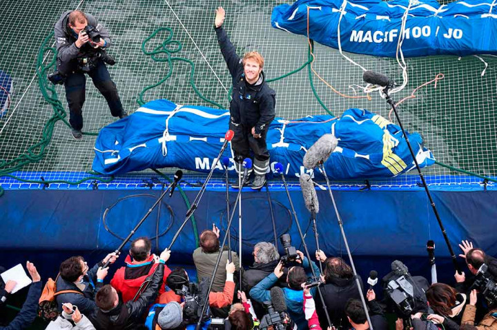 Pelaut berusia 34 tahun tersebut melintasi garis finis virtual antar Pulau Ushant di ujung barat laut Prancis dan Lizard Point di barat daya Inggris pada pukul 01.45 GMT.