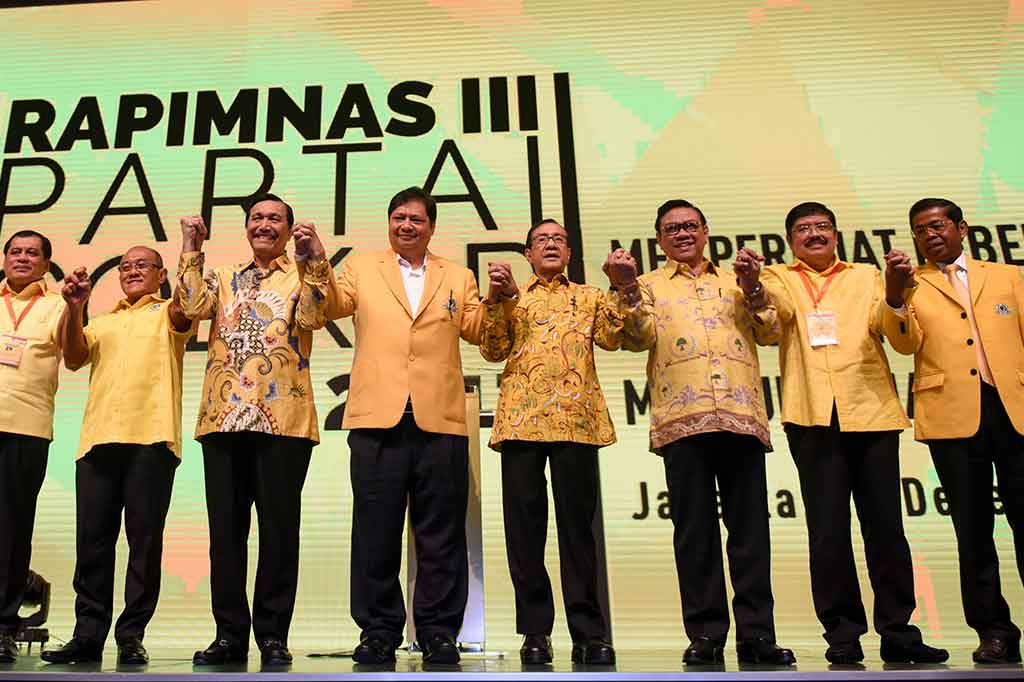 Ketua Umum Partai Golkar Airlangga Hartarto (keempat kiri) bergandengan tangan bersama Menko bidang Kemaritiman Luhut Binsar Panjaitan (kanan), Ketua Dewan Pembina Aburizal Bakrie (kiri), Ketua Harian Nurdin Halid (kiri), Ketua Dewan Pakar Agung Laksono (ketiga kanan), Wakil Ketua Dewan Kehormatan Akbar Tanjung (keempat kanan), Ketua bidang Kaderisasi Gokar Ibnu Muzir (kedua kanan), dan Sekjen Partai Golkar Idrus Marham, saat pembukaan Rapimnas Partai Golkar di Jakarta Convention Center, Senin, 18 Desember 2017.