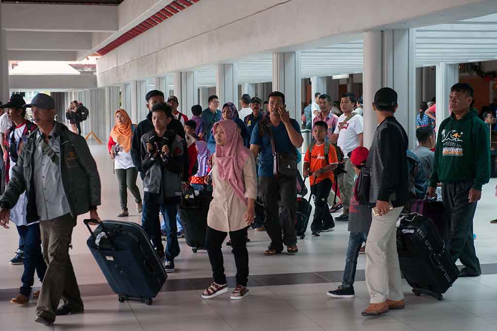 Penumpang membawa barang bawaan di Terminal Domestik Bandara Ngurah Rai, Senin, 18 Desember 2017. Bandara Ngurah Rai menyiapkan 477 penerbangan domestik tambahan atau 'extra flight' untuk antisipasi peningkatan penumpang pada musim liburan Natal 2017 dan Tahun Baru 2018.