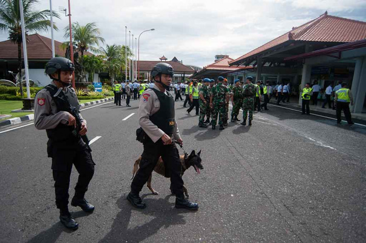Pengelola bandara juga mendirikan posko terpadu bekerja sama dengan TNI AU, kepolisian, Otoritas Bandara, BMKG, AirNav, maskapai penerbangan dan instansi terkait lainnya untuk memudahkan pelayanan calon penumpang saat musim puncak liburan akhir tahun.