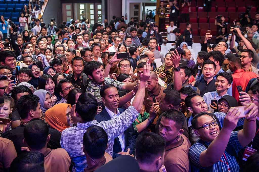 Presiden berfoto dengan peserta Entrepreneurs Wanted!. Entrepreneurs Wanted! merupakan forum bincang-bincang edukatif antara wirausahawan yang sukses dengan para generasi muda dan diharapkan menjadi pembuka jalan kemunculan para wirausahawan di Indonesia.