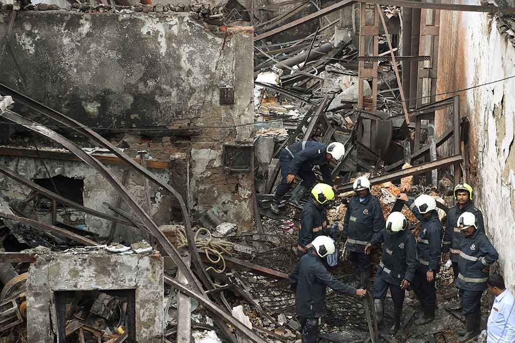 Api menghanguskan sebuah toko di Mumbai pada Senin dini hari waktu setempat, memicu runtuhnya bangunan dan menewaskan 12 pekerja yang sedang tidur.