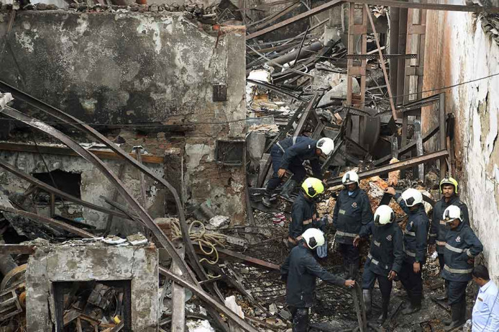 Api menghanguskan sebuah toko di Mumbai pada Senin dini hari waktu setempat, memicu runtuhnya bangunan dan menewaskan 12 pekerja yang sedang tidur.