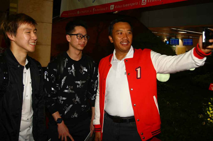 Menpora Imam Nahrawi berswafoto dengan Kevin/Marcus. Dalam kesempatan tersebut, Menpora secara simbolis memberikan bonus masing-masing sebesar Rp150 juta. Bonus juga diberikan kepada pelatih sebesar Rp90 juta. ANTARA/Muhammad Iqbal