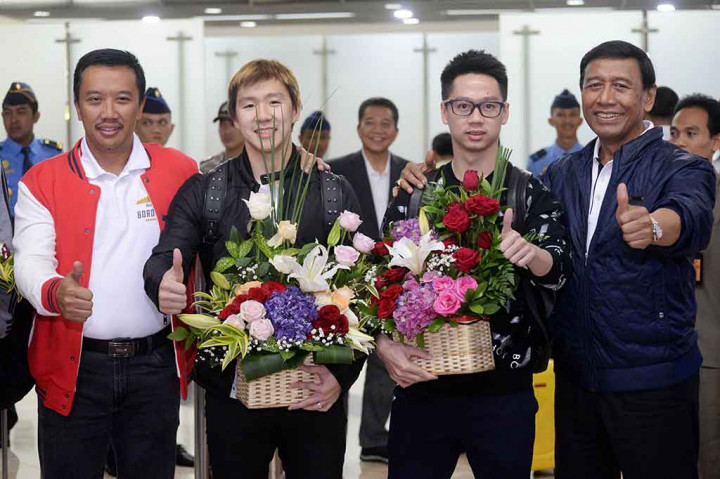 Ketua Umum PBSI Wiranto bersama Menpora Imam Nahrawi memberikan ucapan selamat kepada Kevin Sanjaya (kedua kanan) dan Marcus Gideon di Bandara Soekarno Hatta, Tangerang, Banten, Senin, 18 Desember 2017 malam. AFP/Demy Sanjaya