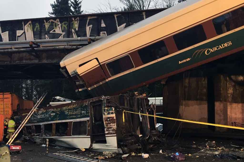 Kereta api tergelincir sekitar setengah jalan antara Tacoma dan Olympia pada tikungan yang melewati jalan raya pada jam sibuk pagi hari sekitar pukul 07:40 waktu setempat.