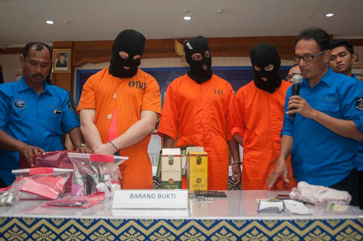 Petugas Badan Narkotika Nasional (BNN) Provinsi Bali dan Bea Cukai Ngurah Rai memeriksa barang bukti narkoba dari tiga tersangka yaitu warga Australia, IER (kedua kiri), warga AS KSL (tengah) dan warga Malaysia CHJ dalam serah terima tersangka dan barang bukti di Kantor Bea Cukai Ngurah Rai, Selasa (19/12). ANTARA/Nyoman Budhiana